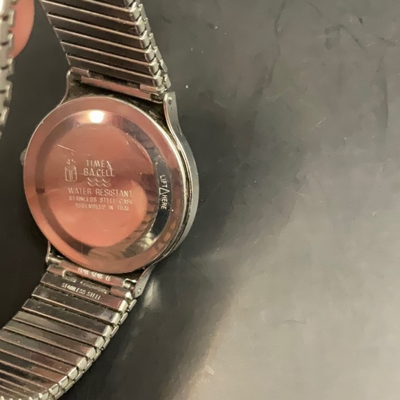 Vintage Timex Quartz Stainless Steel Band - Picture 5 of 5